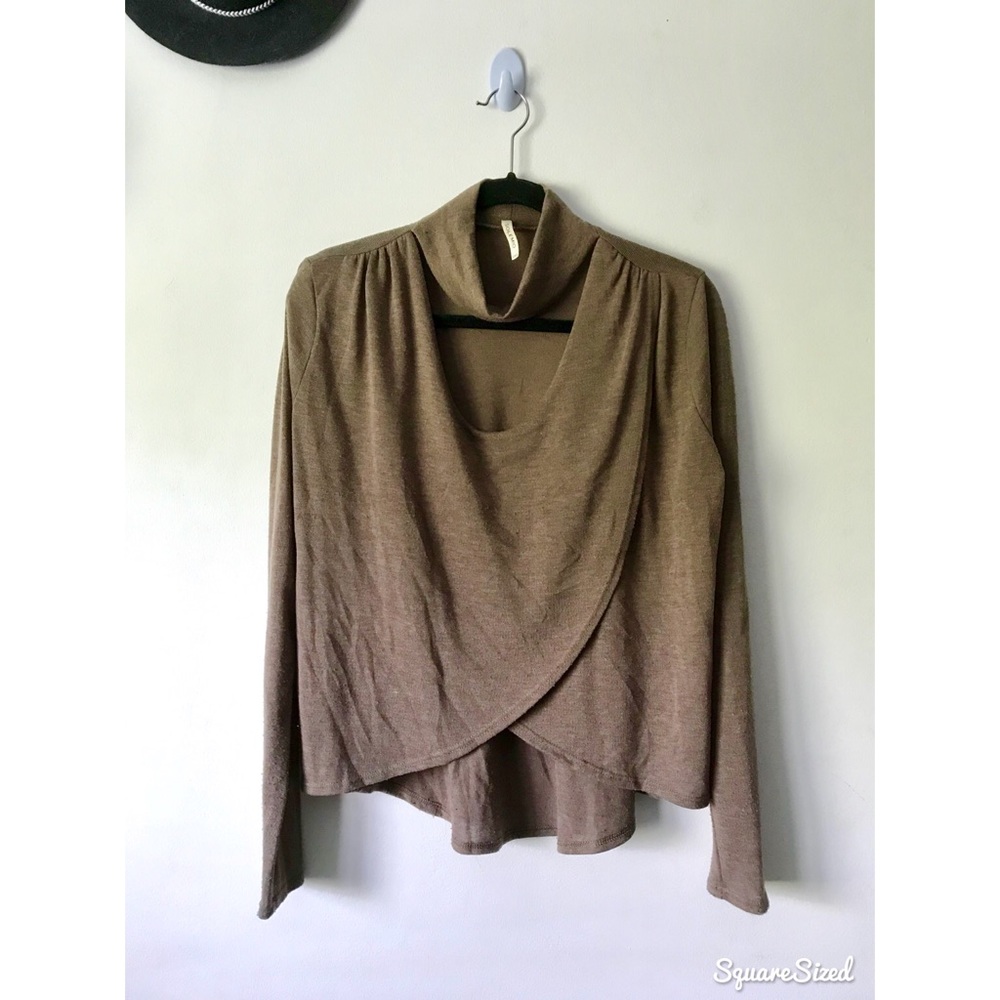 Overlapping paneled top with v neck